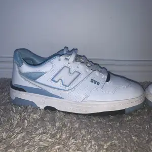 New balance 550 i sjukt bra skick andvända 2 gånger. Strlk 45 passar även 44. Säljer pågrund av att de är för små. Box medföljer ej.