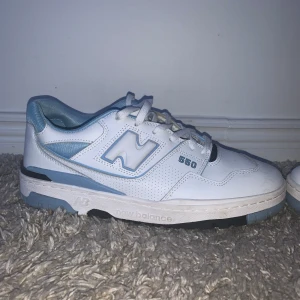 New balance 550 - New balance 550 i sjukt bra skick andvända 2 gånger. Strlk 45 passar även 44. Säljer pågrund av att de är för små. Box medföljer ej.