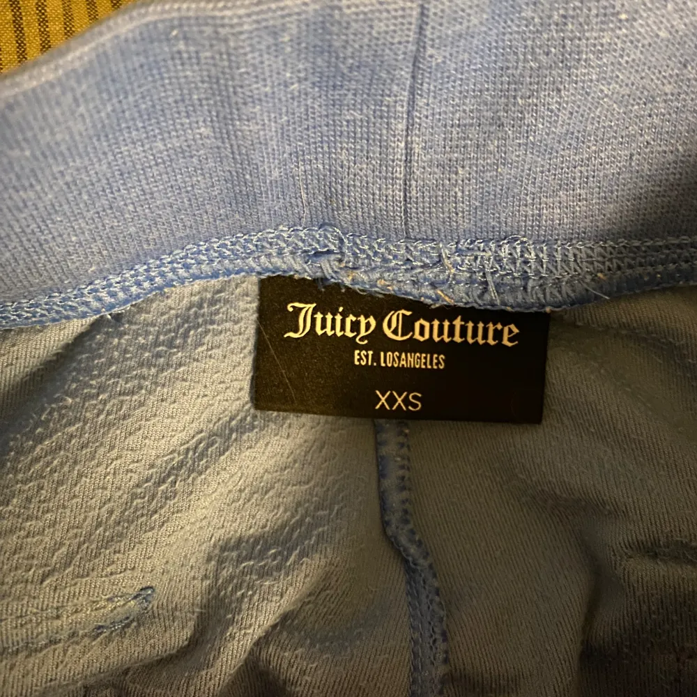 Juicy couture del ray pants i färg regatta 💙använda flera gånger men väldigt gott skick, lite trådar dock (skriv för att se fler bilder 💘). Storlek XXS men skulle ändå säga att dom passar XS också. Säljer koftan också! ⭐️. Jeans & Byxor.