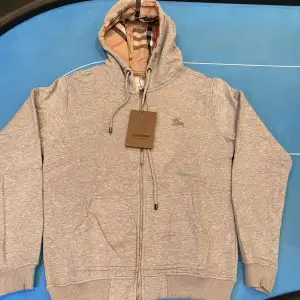 Yes nu säljer vi denna burberry zip hoodien som är helt ny och är i storlek M. Vid frågor eller liknande så är det bara och höra av sig till oss 🤝