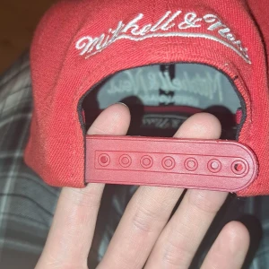 Mitchell & Ness keps röd - Det är väldigt bra skick , andvänd ett fotal gånger. Säljer pga andvänder inte längre Skriv om du har några frågor  Ny pris 399  