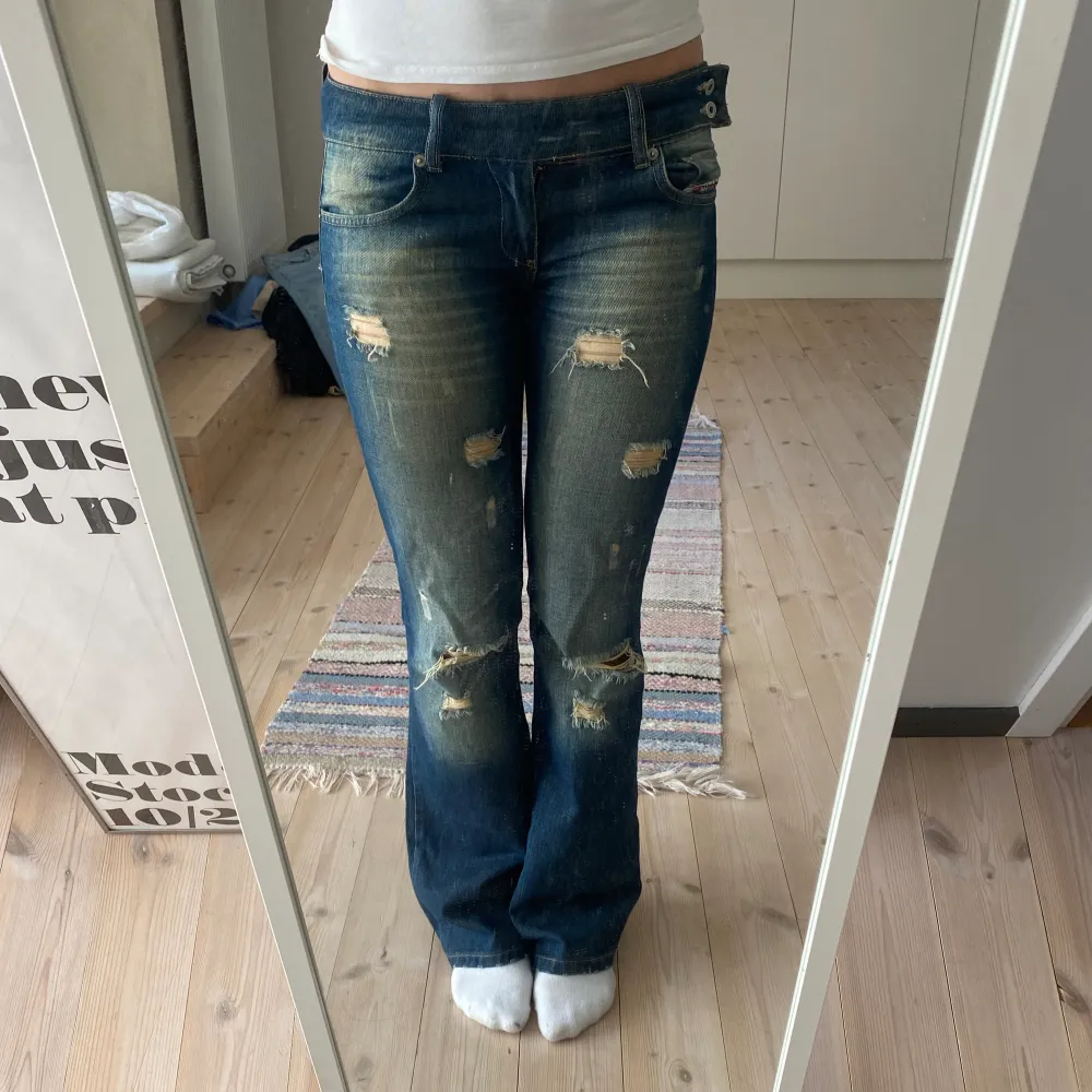 intressekoll på dessa sjukt snygga jeans från diesel🙌🙌🙌 säljer endast vid bra pris så kom med förslag🤩 är 170 för referens kom privat för mått. ❗️kolla min profil har lagt upp flera jeans!!❗️. Jeans & Byxor.