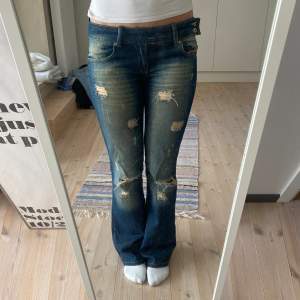 intressekoll på dessa sjukt snygga jeans från diesel🙌🙌🙌 säljer endast vid bra pris så kom med förslag🤩 är 170 för referens kom privat för mått. ❗️kolla min profil har lagt upp flera jeans!!❗️