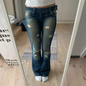 lågmidjade utsvängda dieseljeans - intressekoll på dessa sjukt snygga jeans från diesel🙌🙌🙌 säljer endast vid bra pris så kom med förslag🤩 är 170 för referens kom privat för mått. ❗️kolla min profil har lagt upp flera jeans!!❗️