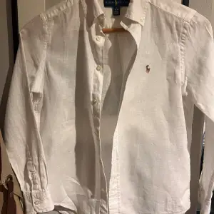 Linneskjorta från ralph lauren | nypris: 1300kr❌, mitt pris: 399✅ | Storlek 12 åring, men är stor i storleken så passar större, har används två gånger och är perfekt för sommarn, kontakta för fler bilder eller funderingar 