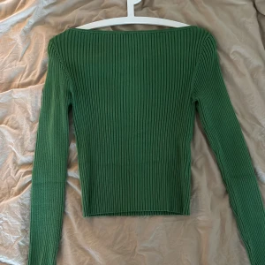 Grön tröja  - Lite båtringad, ribbstickad tröja i storlek S. Från hm, sitter jättesnyggt 
