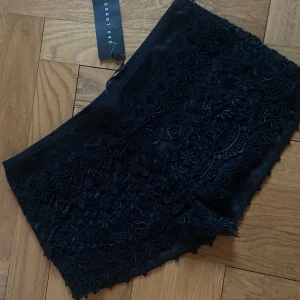 Svarta spets shorts  - Såå fina svarta lågmidjade spets shorts som är perfekta tillsammans med ett par strumpbyxor under. Säljer då dom tyvärr var för små på mig (därav inga bilder på) 💗