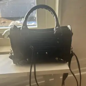 Balenciaga city bag liknande, säljer då den inte kommer till någon användning. Skriv gärna efter mer info🩷 