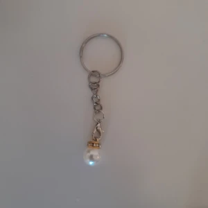 Julia - Detta är smycket Julia otroligt fint guld smycke! Man får självklart med en gåva!