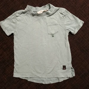 Grön t-shirt strl. 68 - Grön t-shirt i storlek 68 från D.M.D. I fint begagnat skick, inga hål eller fläckar.   Tvättad i parfymfritt tvättmedel och utan sköljmedel.