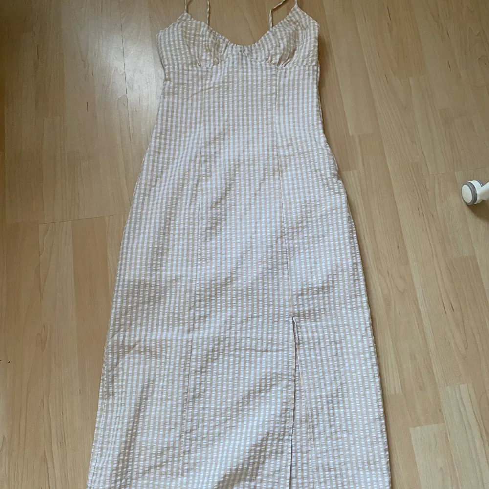 Beige och vit rutig klänning från hm. Den är i stl 34 🥰. Klänningar.