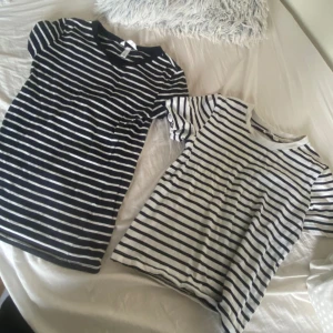 randiga tröjor - säljer dessa 2 randiga tshirtsen, nästintill aldrig använda och i jätte fint skick, den svarta är i XS och den vita i S men båda sitter bra på mig som brukar ha xs💘