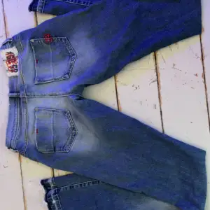 Ett par jeans som inte passar mig i längden men är jätte finna annars💞Har knappast använt dom något 