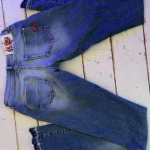 Jeans - Ett par jeans som inte passar mig i längden men är jätte finna annars💞Har knappast använt dom något 