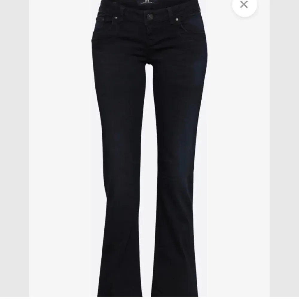 Super fina lågmidjade ltb jeans som tyvärr var för stora. Passade perfekt i längden på mig som är 174. Mörkblåa mer ser svarta ut.. Jeans & Byxor.