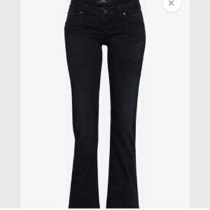 Super fina lågmidjade ltb jeans som tyvärr var för stora. Passade perfekt i längden på mig som är 174. Mörkblåa mer ser svarta ut.