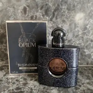 Säljer en Black opium Eau de parfym från Yves saint laurent i 50 ml. Säljer då det inte riktigt vad doften för mig. Den är helt oanvänd. Nypris 1055 kr. Köpare står för frakten 💕