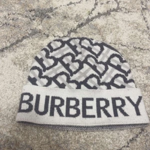 Burburrey mössa - Burberry Mössa, bara testats, riktigt bra skick, Vit