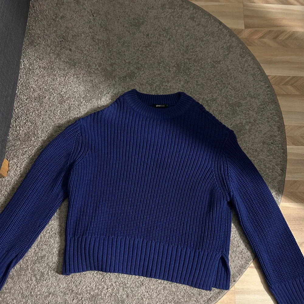 Säljer denna fina stickade mörkblå/lila tröja från Gina tricot. Säljer för 250kr men kan prutas💕 ( tror inte att den säljs längre). Stickat.