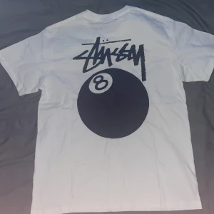 Stussy T-shirt - Ny stussy 8-ball t-shirt storlek M, helt nytt skick, tags sitter kvar, oversized. Säljer då den inte satt som jag tänkte. Kontakta vid fler frågor ✌️✌️