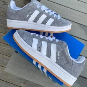 Vårens snyggaste skor! Adidas campus 00s med färgen grey gum 🙌🏼 Gråa snören och låda medföljer, ge prisförslag!👯‍♀️