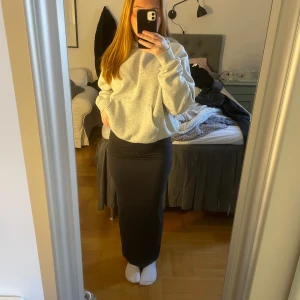 Kjol - En tajt lång kjol som sitter jättefint💕💕