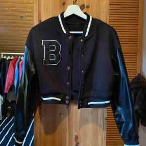 Basket jacka - Skit cool och snygg, läder armar, skön, 