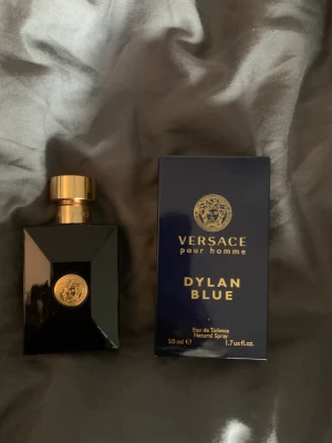 Versace dylian blue - Säljer min helt nya Versace  Dylan blue, jag har sprayat 2 spray med den men väljer att sälja den eftersom att jag har en likadan fast i 30 ml. Ny pris på t.ex kicks är 880kr