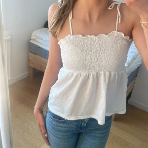 Topp - Söt volang topp med justerbara band!! Använd fåtal gånger, är som ny🥰 