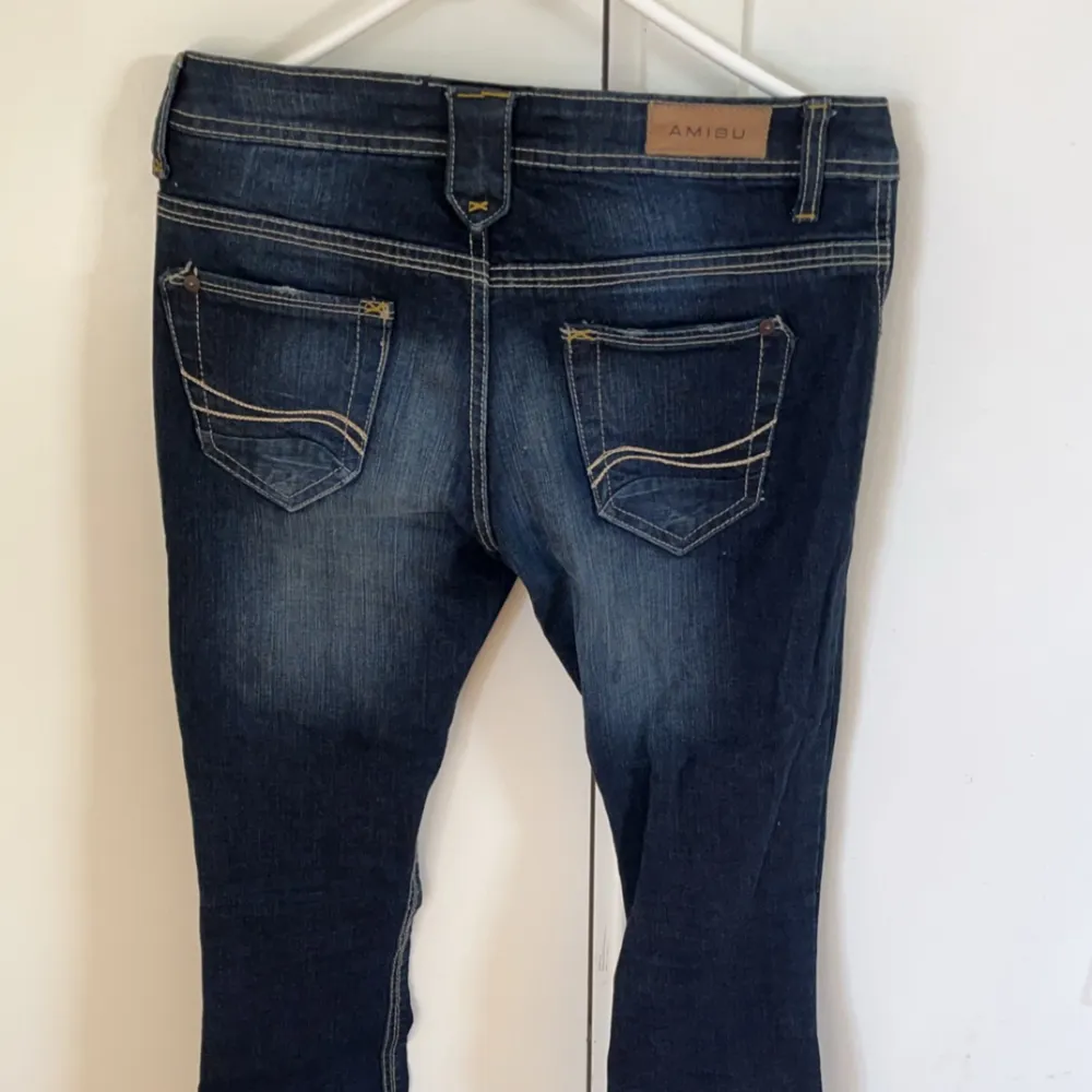 Säljer dessa skit snygga jeans som tyvärr har blivit försmå för mig. Nyskick och använt några fåtal gånger. Jeans & Byxor.