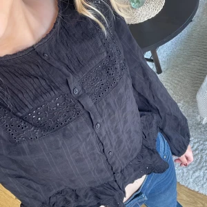 Blus från Zara - Skitsnygg blus från Zara. Använd typ 2 gånger så i jättebra skick. Storlek M men funkar som S