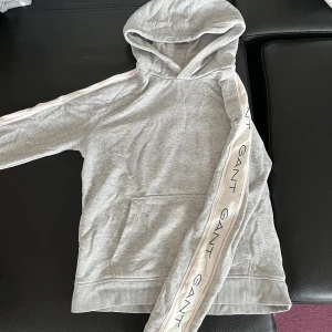Gant hoodie - Snygg grå gant hoodie med rosa detaljer💗 Ganska använd men ändå i bra skick! Storlek 170 men passar som en xs☺️
