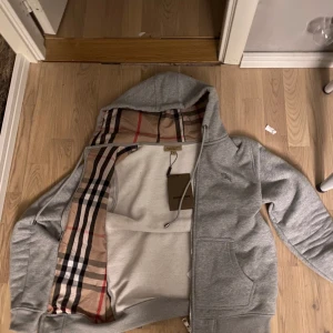 Burberry -  Identiskt till en äkta. Alla detaljer finns. Fleece material på insidan så det är riktigt varm och passar perfekt nu på våren eller sommarkvällar. 750 eller högst budande  Skriv om mer bilder eller annat 