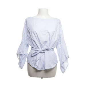 blus - så söt vit o blårandig blus från, skriv privat för egna bilder. jättefint skick! 💗tryck gärna köp nu💗