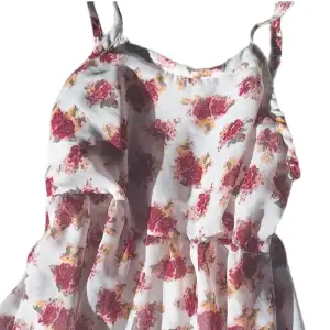 En jättefin sommar klänning ifrån H&M, jag tror att storleken är XXS  alltså barnstorlek men man skulle kunna göra om den till en kjol 🫶🏼 Aldrig använd! 
