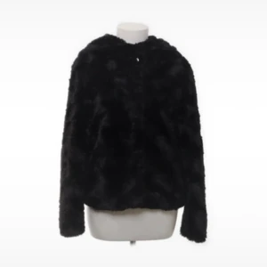 Pälsjacka med luva  - Normal i storleken 