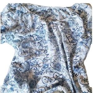 Blus ifrån Ally Bell 💘 - En superfin & somrig blus ifrån Ally Bell som inte riktigt kommit till användning, det står ingen storlek men tror det är XS/S💓Använd ungefär 2 gånger. Inga synliga defekter ❣️