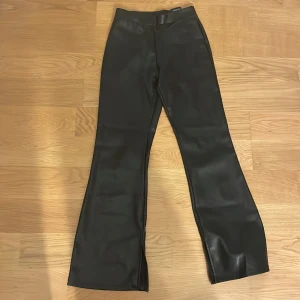 Säljer dessa jätte fina skin byxorna  - Dom är i ett jätte bra skick har typ aldrig använt dom för dom pass inte mig köpte dom för 350kr priset kan vi snacka om 