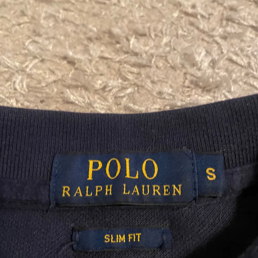 Säljer nu denna snygga polo Ralph Lauren piké. Slim fit. Marinblå färg i storlek S. Tveka inte på att höra av er kring frågor🤩. T-shirts.