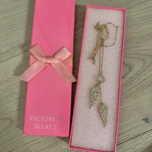 Halsband från Victoria secret som inte säljs längre! Lådan får man med (lite smutsig då den legat i min garderob ett bra tag) 💋