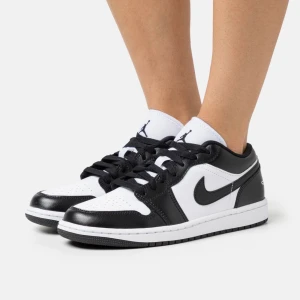 AIR JORDAN 1 - black/white - Ett par helt nya Jordans i färgen svart vit. Den skickas i original förpackning. Säljer pga köpt fel storlek och går ej att returnera längre. Skriv för fler bilder om du är intresserad🤍 Köpt för 1499kr, säljer för 1200kr.