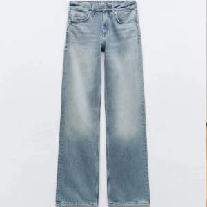 Lågmidjade straight/ lite baggy jeans från zara i storlek 36, de är i nyskick och endast använda en gång och testade på! Skriv för fler bilder och frågor❤️🫶🏽