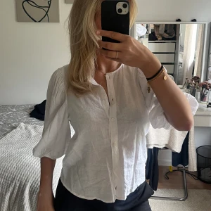 Linne blus  - Denna fina linne blusen är superfin till sommaren! Oanvänd och säljer då den inte används🩷 