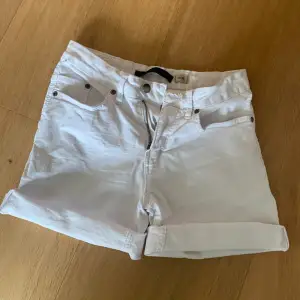 Fina vita jeans shorts som inte är använda på länge. Bra kvalitet och färg.