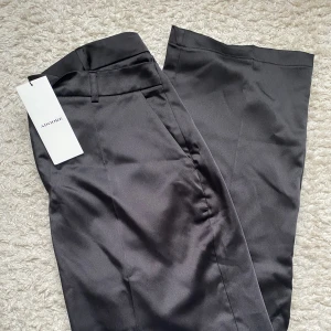 Adoore kostymbyxor 🪩 - Oanvända Adoore kostymbyxor. Tyvärr för stora på mig men är superfina verkligen!!   Nypris 1295 kr.