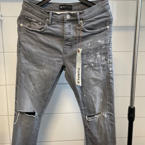 Purple Brand - Jeans - Purple brand jeans köpt på jeansbolaget för 3100kr men har typ aldrig använt dom sen dess, använda ett par gånger men dom är i riktigt bra skick. Klippt bort taggen som sitter på höger bakficka men man får med den. Har tyvärr inte kvar kvittot.