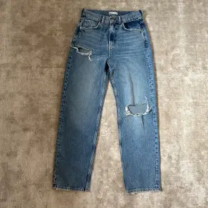 Superfina jeans från Gina tricot i modellen 90’s petite. Endast använda Max 3-4 gånger så fint skick