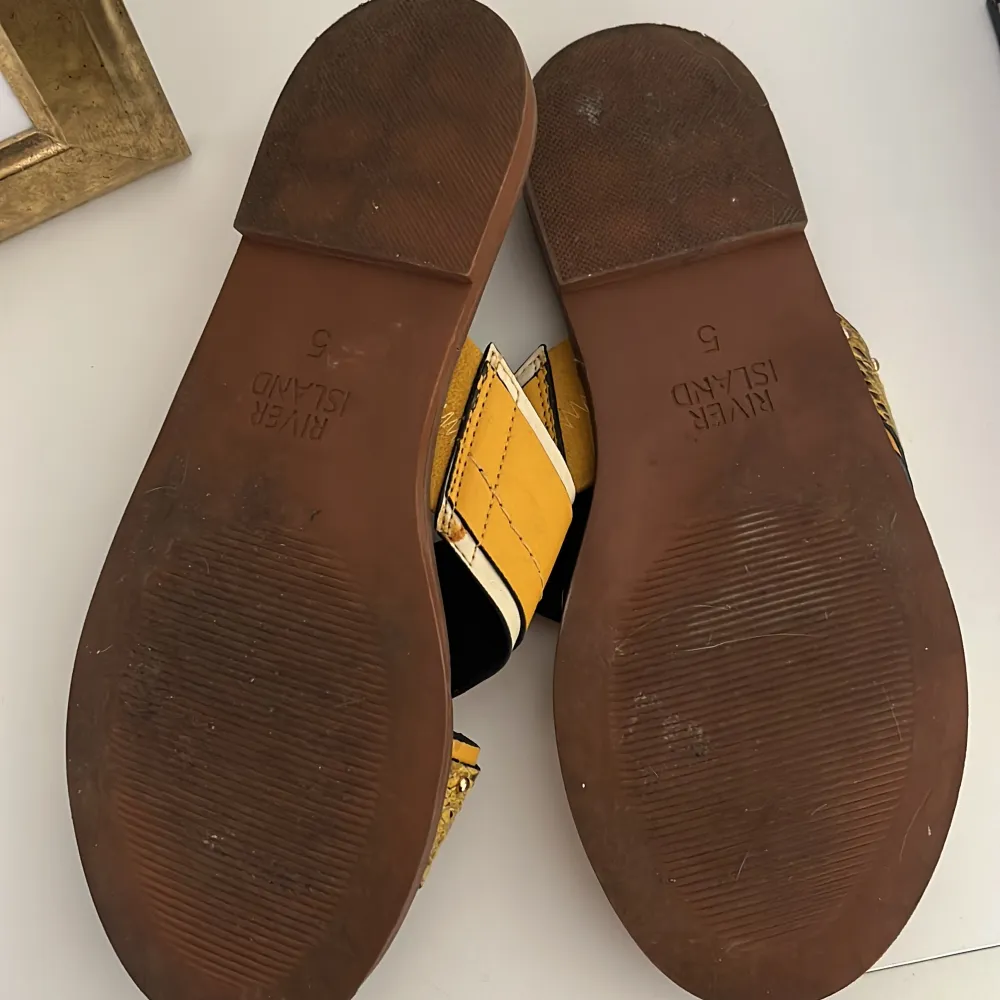 Fin sandal från River Island i storlek 5, motsvarande en liten 38 skulle jag säga. Knappt använda, se bilder! . Skor.