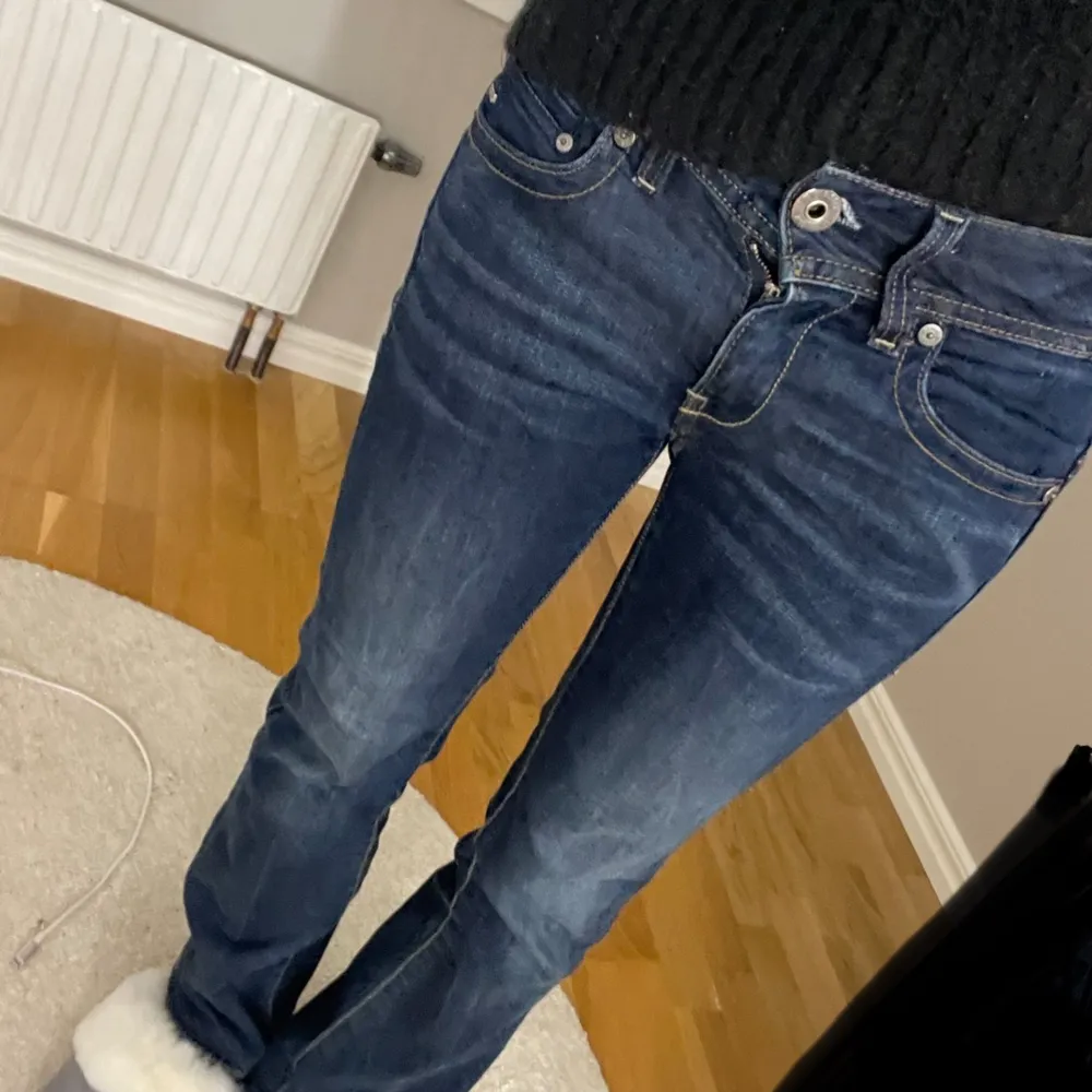 Säljer dessa snygga bootcut jeans från g star! . Jeans & Byxor.