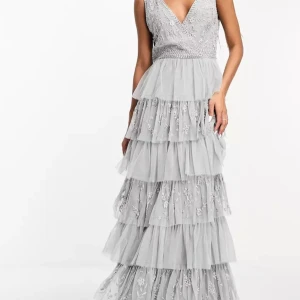 Balklänning / bridesmaid - Beauut - ljusgrå panelsydd maxiklänning med broderi, 36 - Aldrig använd, alla lappar kvar.  Storlek 36: Normal i storleken - är 171 cm och tyckte den passade bra i storlek & längd. Modellen på bilden är också 171 cm för referens.  Grå långklänning med broderi💞 100% polyester samt tyll och broderi med pärlor